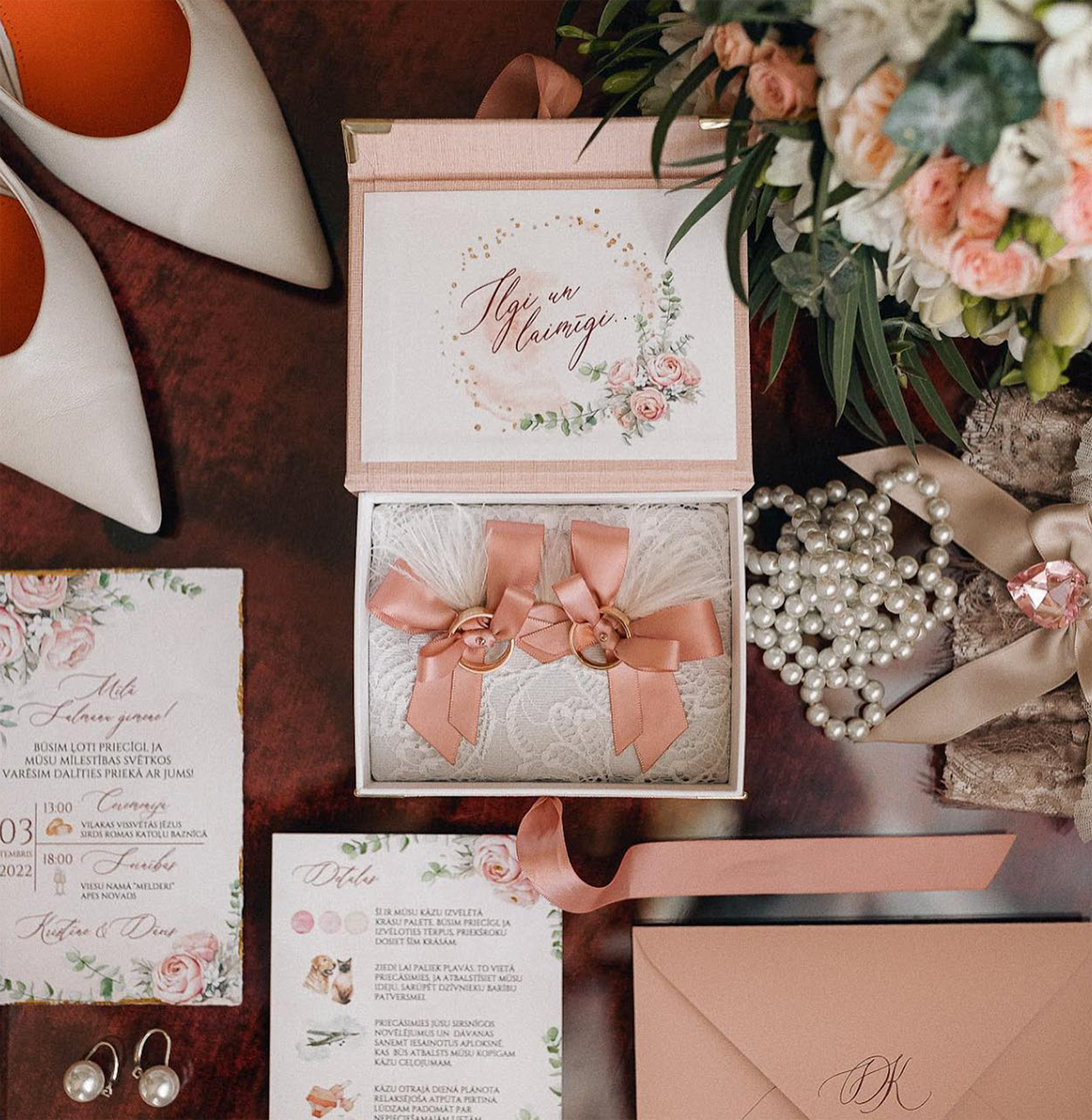 Rozā gredzenu kastīte kāzām ar vārdiem un datums no Skaistiem mirkļiem