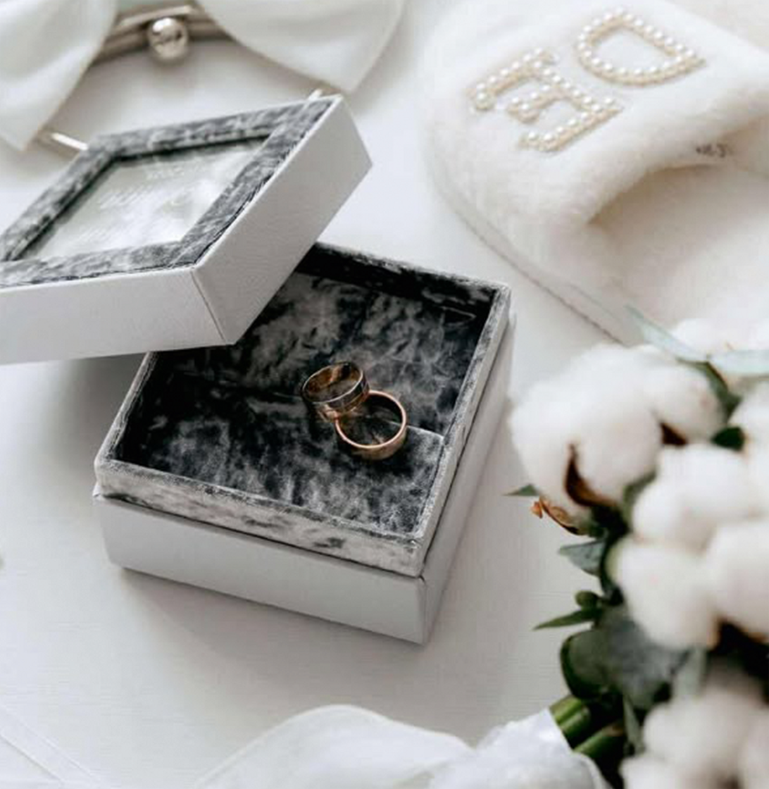 Samta gredzenu kastīte kāzām ar gravētiem vārdiem un datums no Skaistiem mirkļiem