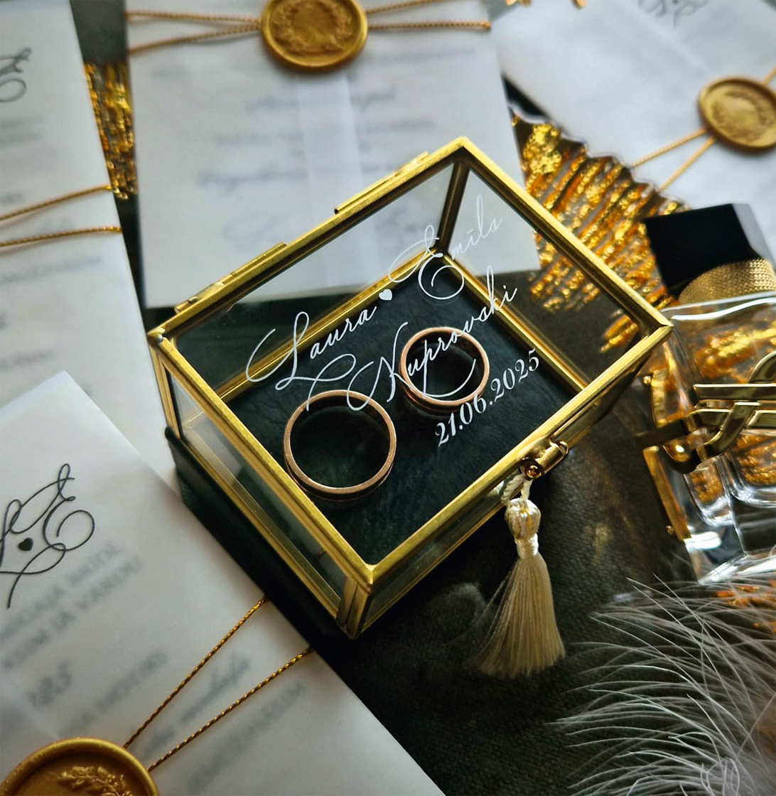 Stikla gredzenu kastīte kāzām ar gravējumu -vārdi un datums no Skaistiem mirkļiem