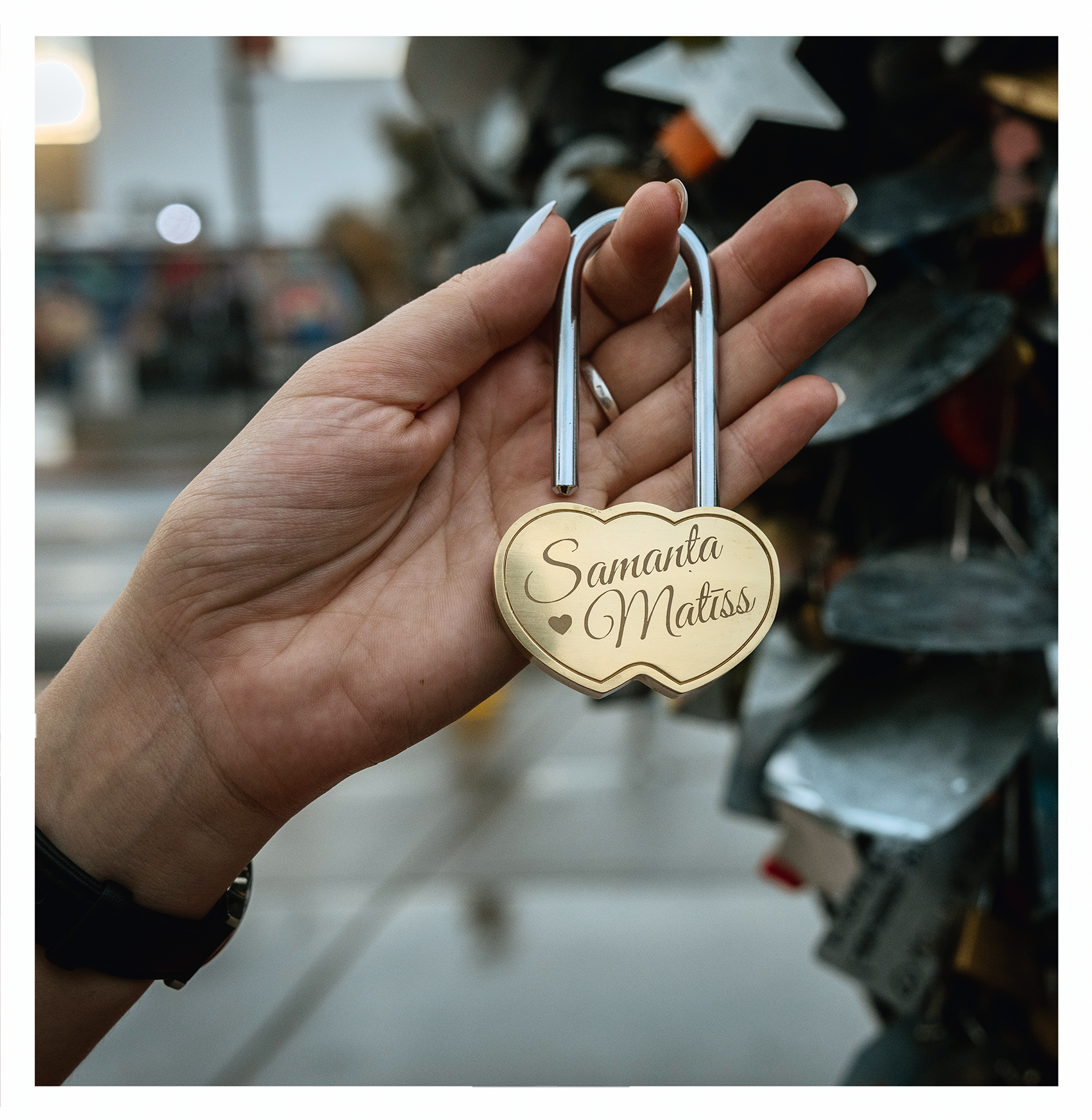 Personalizēta zelta kāzu slēdzene Samanta un Matīss Lasvegasas fonā