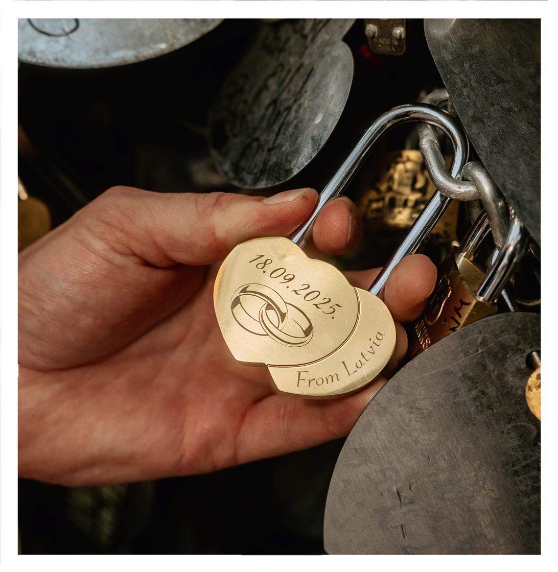 Gravēta kāzu slēdzene ar gredzenu simbolu kāzu ceļojumā Lasvegasā