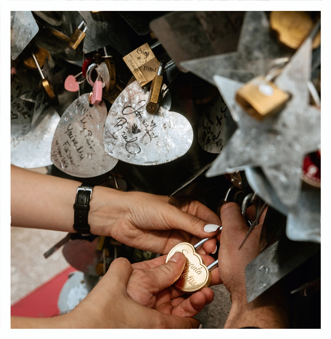 Mīlestības slēdzenes pie mīlestības koka zariem Lasvegasā