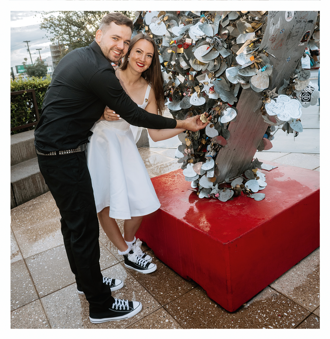 Jaunais pāris pie mīlestības slēdzeņu skulptūras Lasvegasā