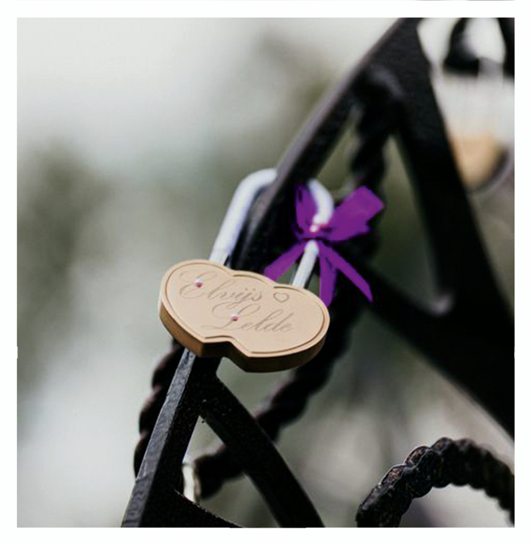 Zelta kāzu slēdzene sirds formā ar violetu dekoratīvo lentīti