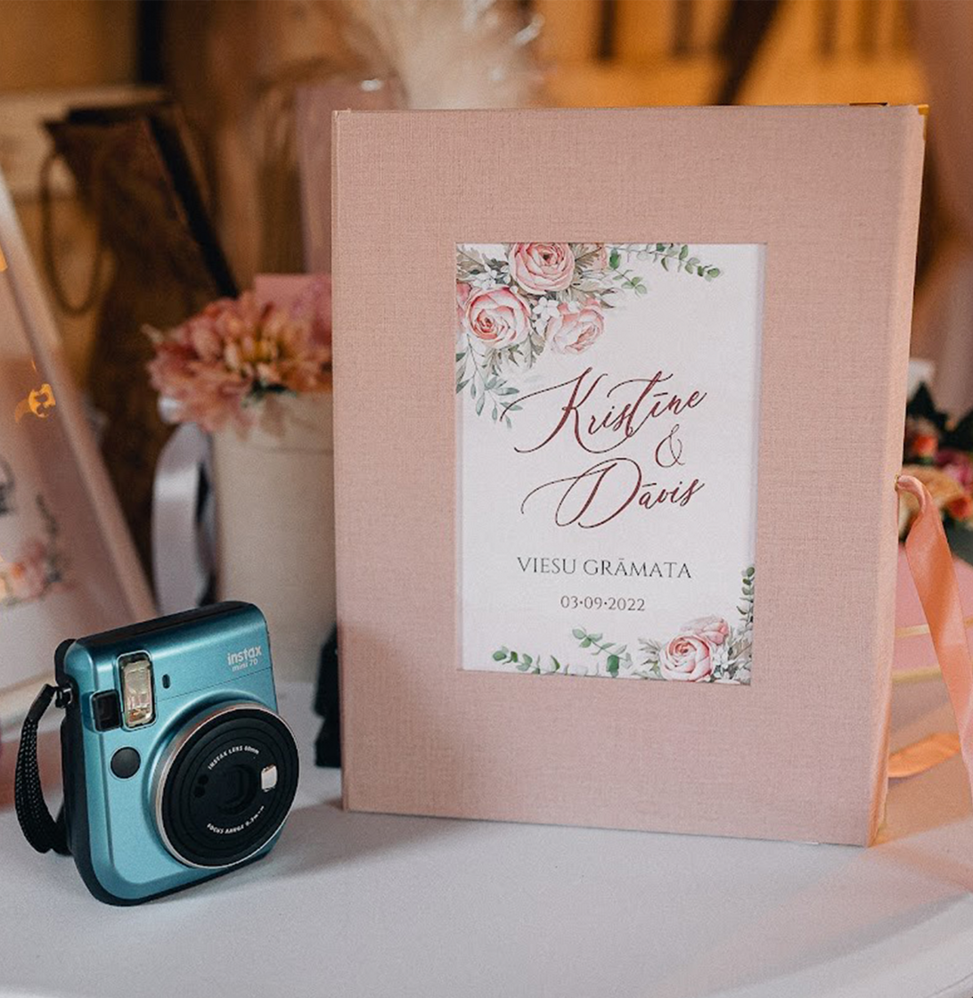 Kāzu viesu grāmata vecrozā tonī ar peonijam, vārdiem, kāzu datumu un lapām, kas ir ar jautājumiem un foto vietu