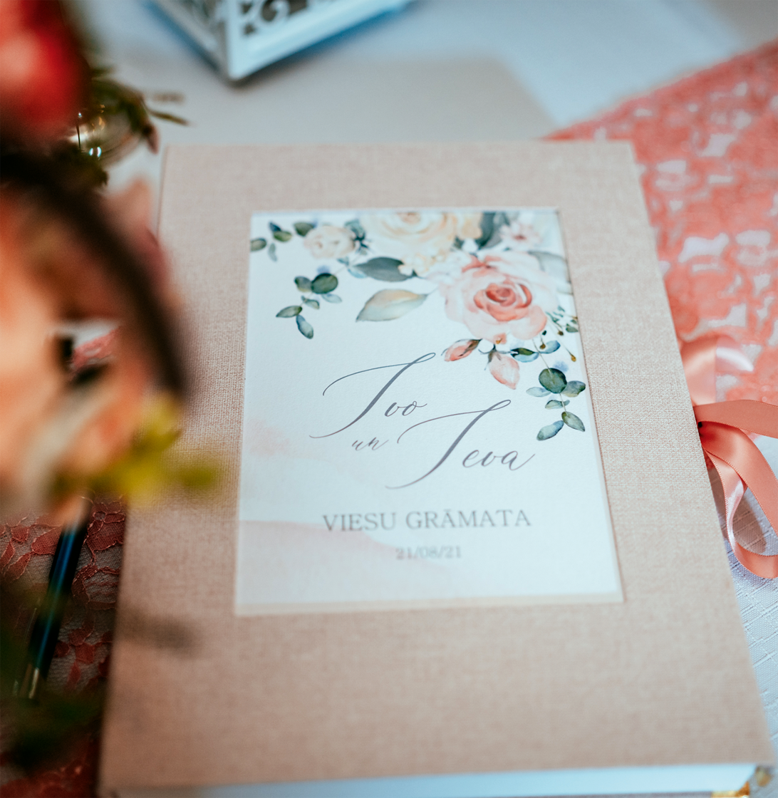 Viesu grāmata kāzām ar personalizētām anketām. Mūsu radītās viesu grāmatas nav tikai papīrs – tās ir saturīgas atmiņas, pateicoties īpaši izstrādātām anketām, kas palīdz viesiem viegli un sirsnīgi dalīties savos vēlējumos